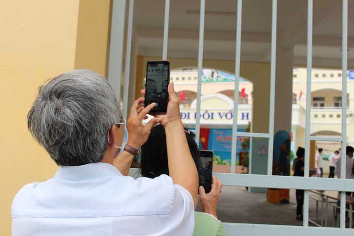 Phụ huynh ghi lại khoảnh khắc trong ngày thi cuối cùng tại điểm thi THCS Đoàn Thị Điểm (TP Cần Thơ). 