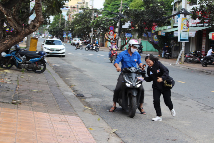 Trong chiều nay (10/8), tại điểm thi THPT Châu Văn Liêm (TP. Cần Thơ) nữ sinh quên giấy tờ dự thi được tình nguyện viên chở về nhà lấy. 