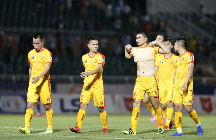 Các cầu thủ Thanh Hóa vừa trải qua 'cơn đau tim' với chuyện đội bóng bỗng dưng nói nghỉ V.League 2020, rồi tuyên bố tiếp tục chơi. Ảnh: VPF