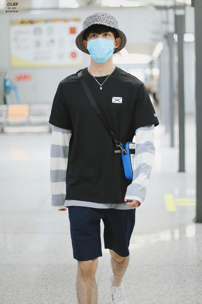 Hình ảnh Ngô Lỗi xuất hiện tại sân bay để qua Thượng Hải tham gia sự kiện