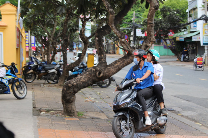 Khi chiến sĩ tình nguyện chở thí sinh đến bến phà cùng là lúc gia đình kịp mang giấy tờ đến cho thí sinh này. 