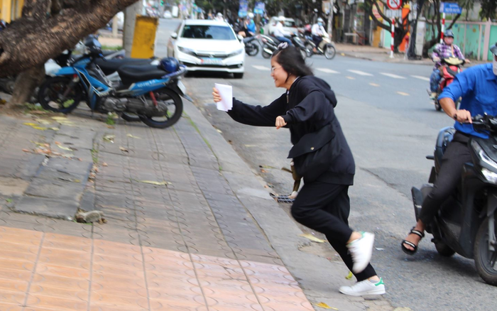 Thí sinh hoảng hốt khi phát hiện quên mang giấy dự thi, đội sinh viên tình nguyện tức tốc lên đường trợ giúp Ảnh 2