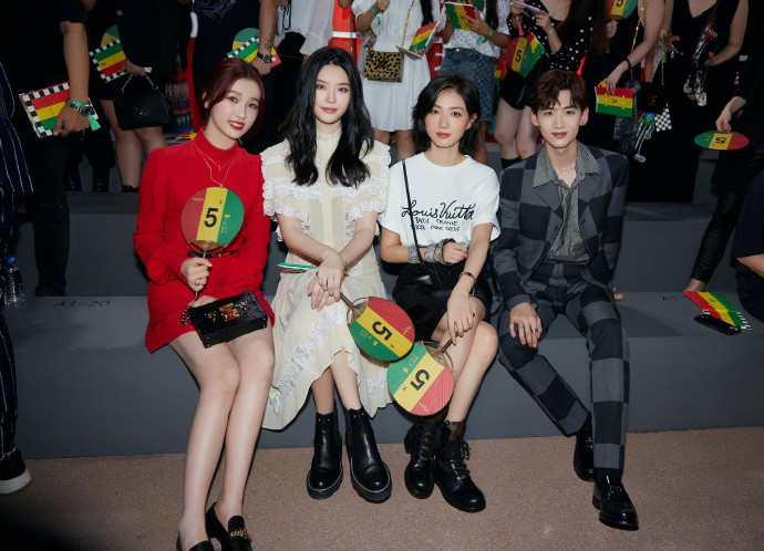 Tone makeup cho đến tóc tai của cô phối cùng bộ váy cổ điển đến từ nhà mốt Pháp khiến chân dài xứ Trung bị mất điểm trầm trọng