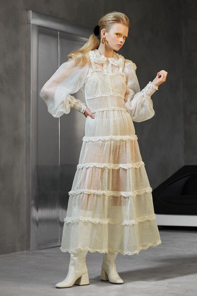 Thiết kế váy này nằm trong BST mùa Thu của hãng Fendi và chưa được công bố giá, có thể thấy cả hai diễn viên Hàn đã mặc thêm trang phục bên trong bộ váy xuyên thấu mỏng manh này