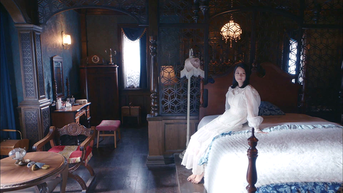 Kiểu váy rất hợp với hình tượng mà mỹ nhân sinh năm 1990 hướng đến trong phim 