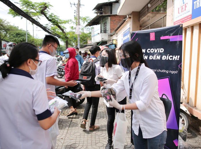 SGO48 chung tay vì cộng đồng, đội mưa đi phát 1000 khẩu trang miễn phí cho sĩ tử mùa thi