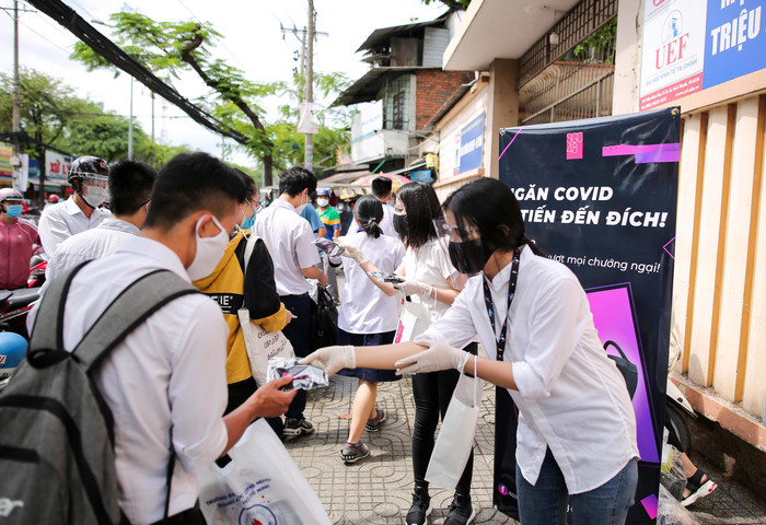 SGO48 chung tay vì cộng đồng, đội mưa đi phát 1000 khẩu trang miễn phí cho sĩ tử mùa thi Ảnh 4