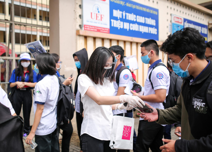 SGO48 chung tay vì cộng đồng, đội mưa đi phát 1000 khẩu trang miễn phí cho sĩ tử mùa thi Ảnh 8