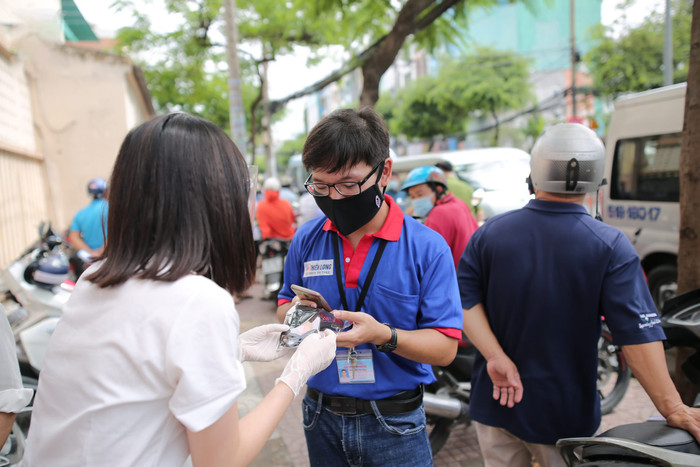 SGO48 chung tay vì cộng đồng, đội mưa đi phát 1000 khẩu trang miễn phí cho sĩ tử mùa thi Ảnh 7