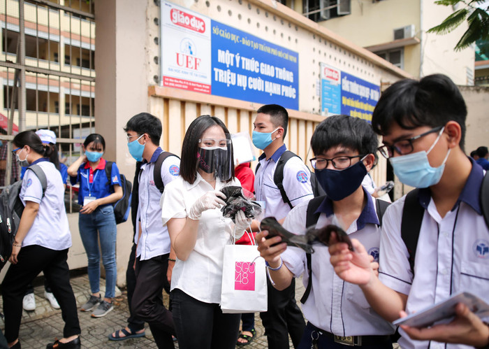 SGO48 chung tay vì cộng đồng, đội mưa đi phát 1000 khẩu trang miễn phí cho sĩ tử mùa thi Ảnh 5