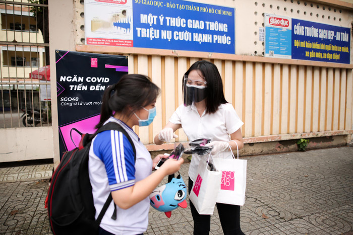 SGO48 chung tay vì cộng đồng, đội mưa đi phát 1000 khẩu trang miễn phí cho sĩ tử mùa thi Ảnh 6