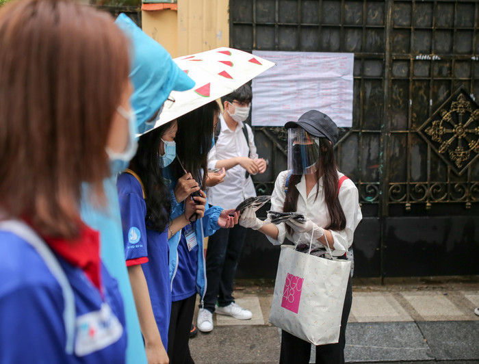 SGO48 chung tay vì cộng đồng, đội mưa đi phát 1000 khẩu trang miễn phí cho sĩ tử mùa thi Ảnh 14