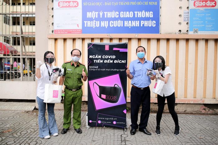 SGO48 chung tay vì cộng đồng, đội mưa đi phát 1000 khẩu trang miễn phí cho sĩ tử mùa thi Ảnh 11