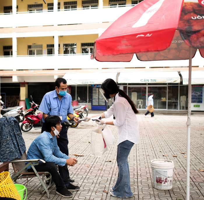SGO48 chung tay vì cộng đồng, đội mưa đi phát 1000 khẩu trang miễn phí cho sĩ tử mùa thi Ảnh 12
