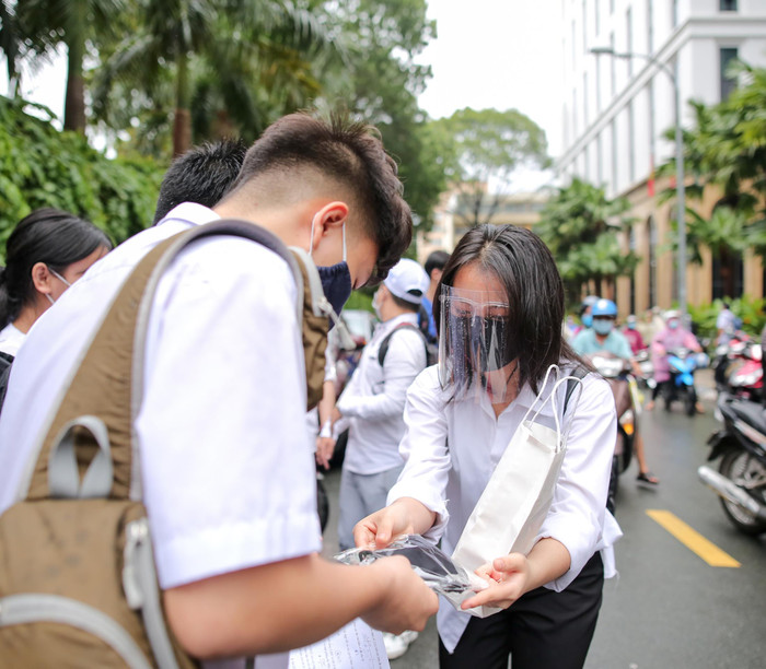 SGO48 chung tay vì cộng đồng, đội mưa đi phát 1000 khẩu trang miễn phí cho sĩ tử mùa thi Ảnh 16