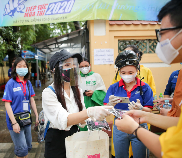 SGO48 chung tay vì cộng đồng, đội mưa đi phát 1000 khẩu trang miễn phí cho sĩ tử mùa thi Ảnh 15