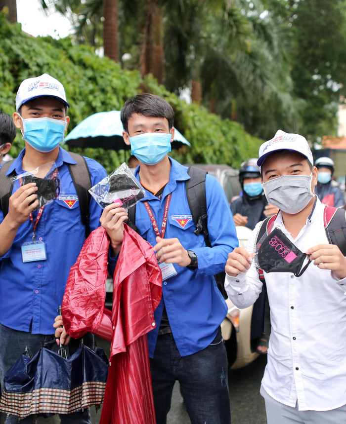 SGO48 chung tay vì cộng đồng, đội mưa đi phát 1000 khẩu trang miễn phí cho sĩ tử mùa thi Ảnh 17
