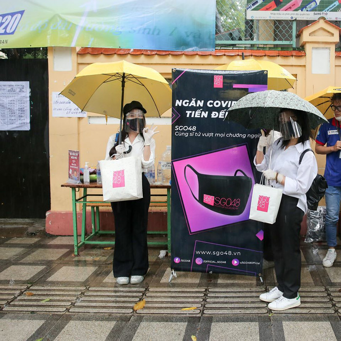 SGO48 chung tay vì cộng đồng, đội mưa đi phát 1000 khẩu trang miễn phí cho sĩ tử mùa thi Ảnh 18