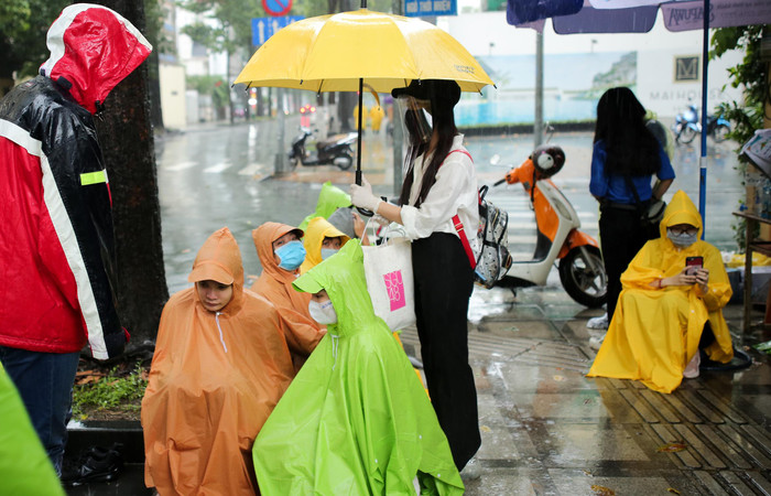 SGO48 chung tay vì cộng đồng, đội mưa đi phát 1000 khẩu trang miễn phí cho sĩ tử mùa thi Ảnh 19