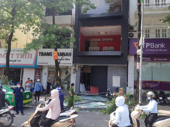 Vụ nổ ở Nhà hàng Grand Tomato trên phố Kim Mã xảy ra vào sáng nay (10/8).