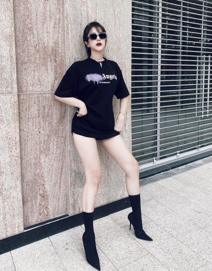 Outfit này lại ghi điểm do cách chọn giày và kính mát cùng tông màu, đem đến tổng thể hài hòa. 