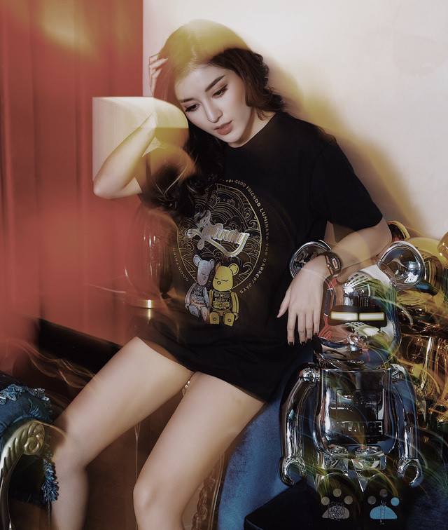 Á hậu Huyền My đầu tư hẳn cả áo và chú gấu bearbreak kế bên giống nhau, tạo thành tấm ảnh thú vị. 