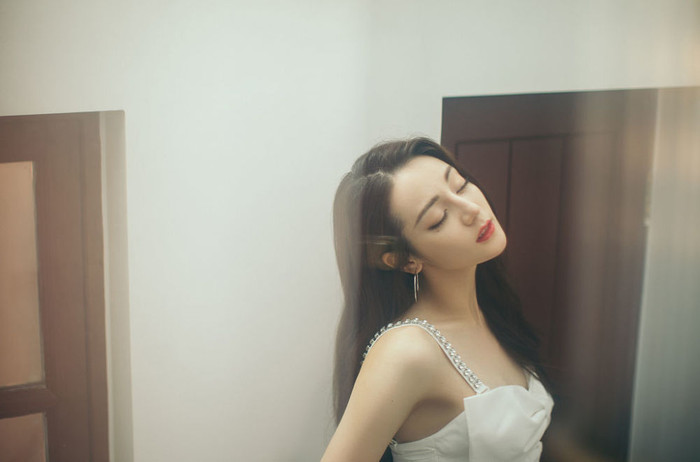 Địch Lệ Nhiệt Ba diện váy ngắn cũn cỡn chụp ảnh kiểu Hong Kong Ảnh 6