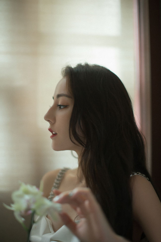 Địch Lệ Nhiệt Ba diện váy ngắn cũn cỡn chụp ảnh kiểu Hong Kong Ảnh 7