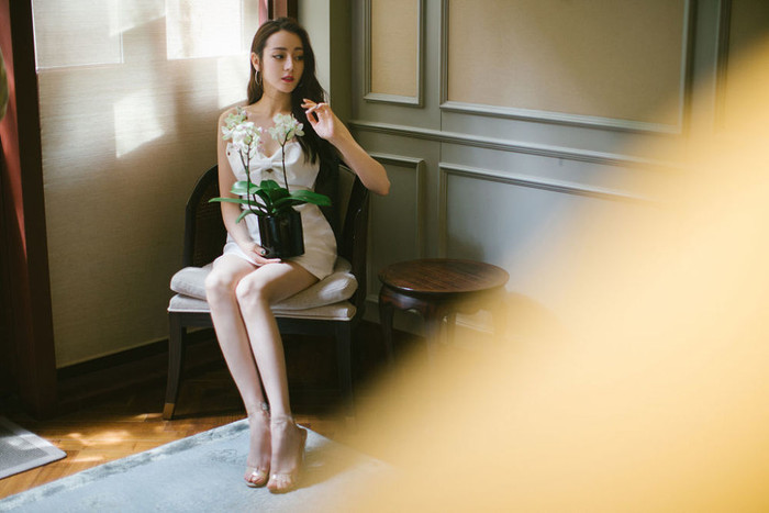 Địch Lệ Nhiệt Ba diện váy ngắn cũn cỡn chụp ảnh kiểu Hong Kong Ảnh 8