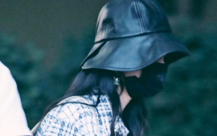 Sau khi bị dân mạng ném đá vì cách ăn 'kém sang', Triệu Lệ Dĩnh cúi đầu bước nhanh, tâm trạng rất chán nản Ảnh 2