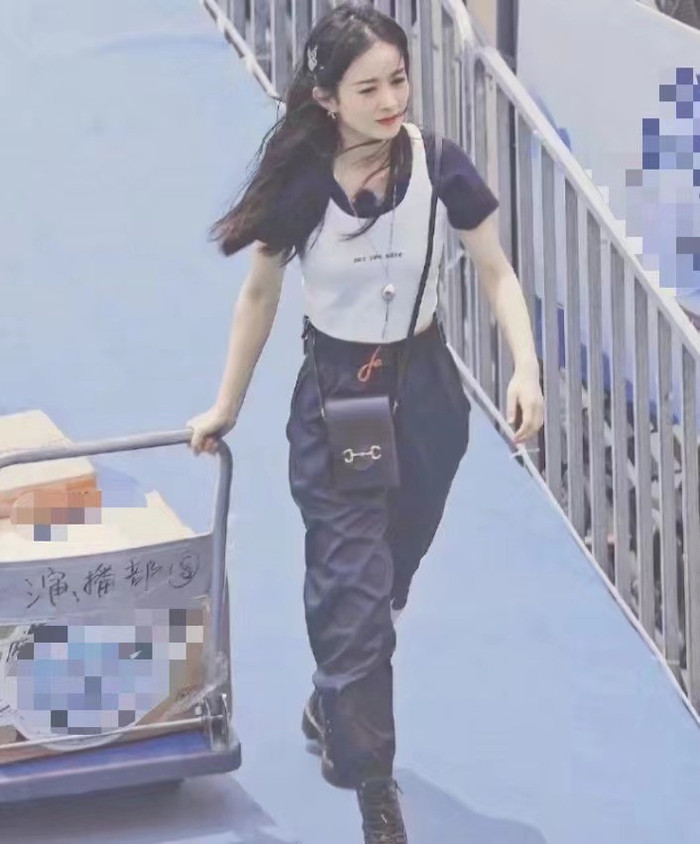 Sau khi bị dân mạng ném đá vì cách ăn 'kém sang', Triệu Lệ Dĩnh cúi đầu bước nhanh, tâm trạng rất chán nản Ảnh 5