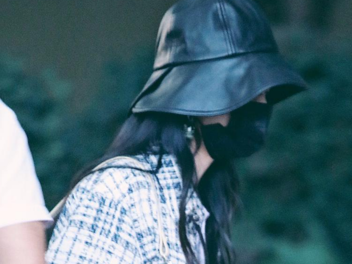 Sau khi bị dân mạng ném đá vì cách ăn 'kém sang', Triệu Lệ Dĩnh cúi đầu bước nhanh, tâm trạng rất chán nản Ảnh 8