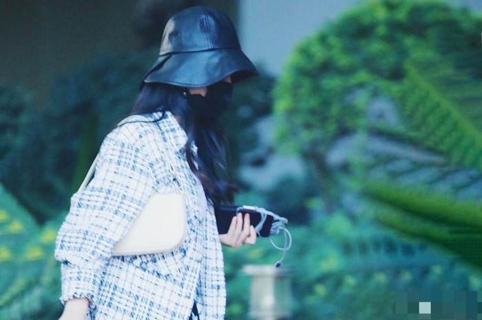 Sau khi bị dân mạng ném đá vì cách ăn 'kém sang', Triệu Lệ Dĩnh cúi đầu bước nhanh, tâm trạng rất chán nản Ảnh 7