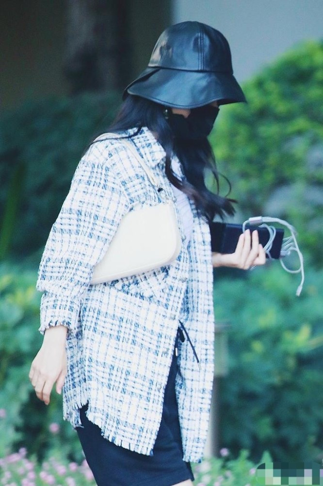 Sau khi bị dân mạng ném đá vì cách ăn 'kém sang', Triệu Lệ Dĩnh cúi đầu bước nhanh, tâm trạng rất chán nản Ảnh 9