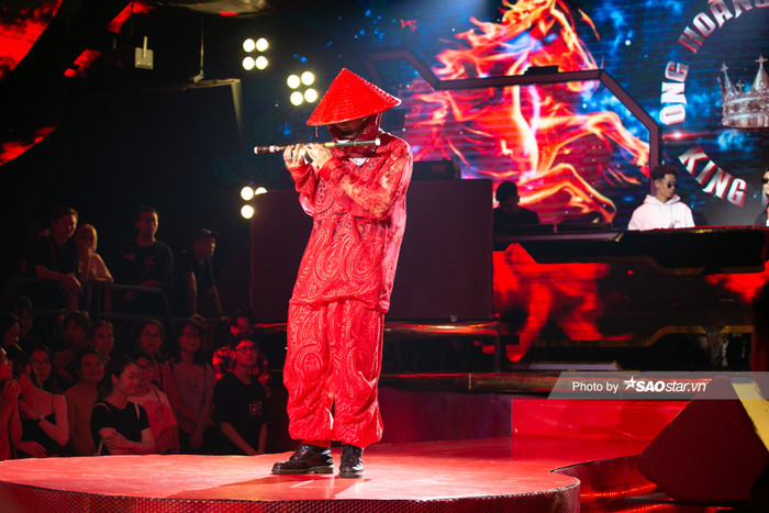 Weeza Minh Hiếu chơi nguyên cây đồ đỏ chóe tại sân khấu King Of Rap 2020. 