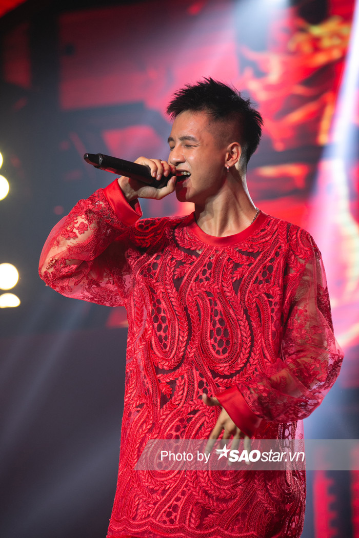 Weeza diện áo tay dài đỏ xuyên thấu bên trong anh còn mặc kiểu áo thun đen trơn 