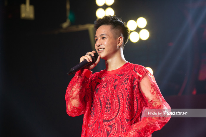 Kiểu áo mà rapper Minh Hiếu mặc với chi tiết hoa văn trên áo vô cùng đặc sắc 