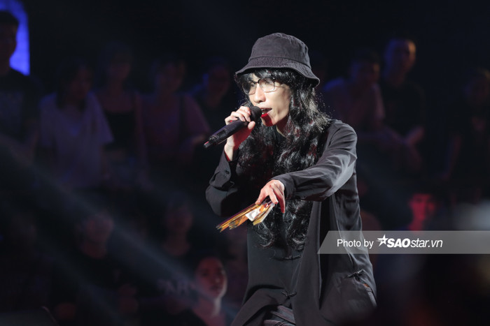 Chị Cả Đinh Thanh Tùng xuất hiện tại sân khấu King Of Rap 2020 với set đồ đen thui trái ngược với rapper Weeza