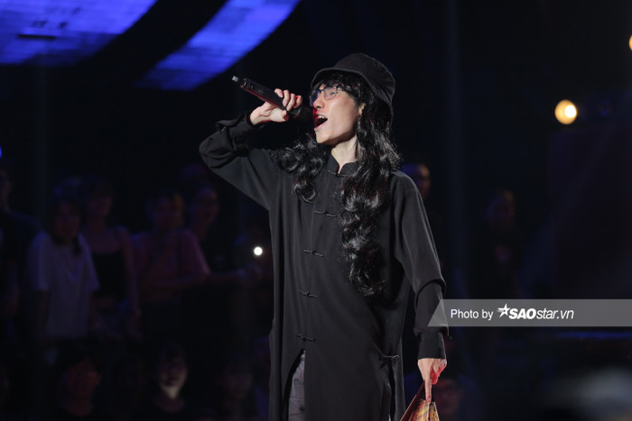 Anh chơi trội với bộ tóc giả đen xoăn dài cùng đội kiểu mũ xô 'khác người' 