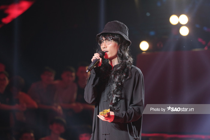 Anh còn diện kiểu trang phục dáng áo dài truyền thống Hà Nội khi xưa hay được các cụ mặc ở làng quê lên trên sân khấu tay cầm chiếc quạt 