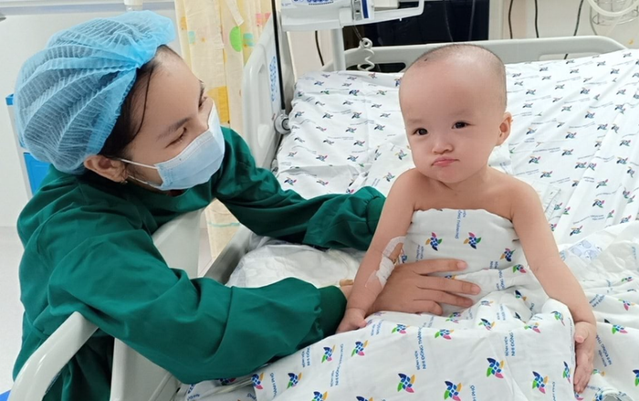 Hình ảnh song Nhi ngồi dậy, nũng nịu đáng yêu cùng các cô điều dưỡng: Hành trình hồi phục kì diệu! Ảnh 2