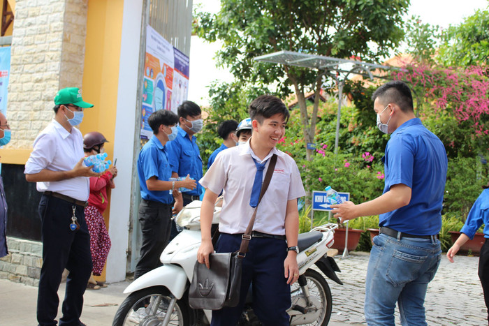 Một nam sinh tươi cười sau khi rời khỏi phòng thi. 