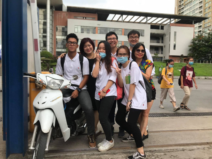 Nhiều thí sinh vui vẻ sau khi hoàn thành bài