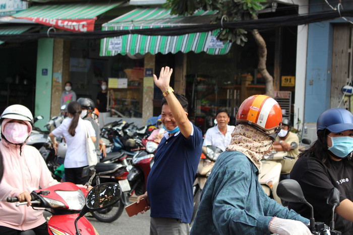 Thí sinh của chúng ta, chỉ cần bước ra khỏi phòng thi luôn có những 'yêu thương' chờ đón.