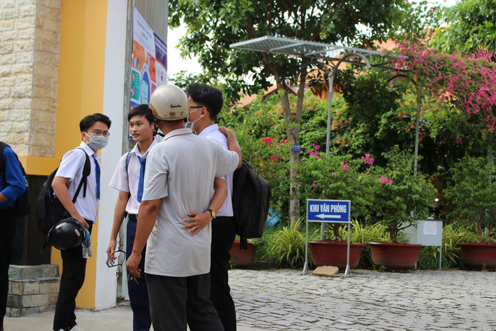 Phụ huynh đứng đợi ngoài cổng trường