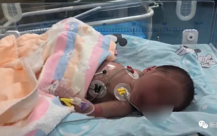 Bé trai sơ sinh bị vứt trong thùng rác nhà vệ sinh công cộng, nước ối dính trên người còn chưa khô Ảnh 2