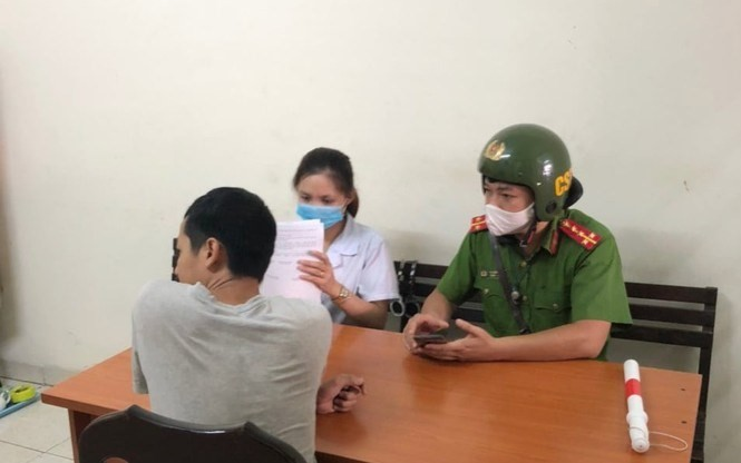 Công an Hà Nội xử phạt gần 30 trường hợp không đeo khẩu trang phòng dịch COVID-19 Ảnh 2
