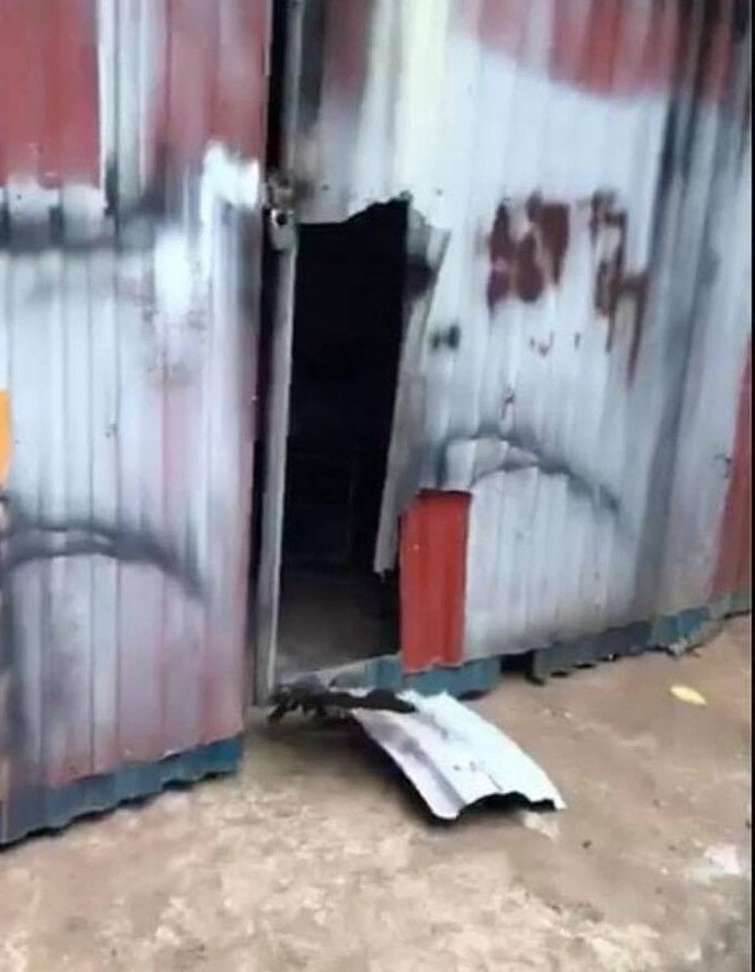 Cảnh sát cùng người dân phải phá cửa mới gọi được Q. dậy.