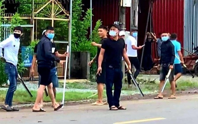 Nhóm thanh niên đi ô tô cầm mã tấu rượt đuổi và truy sát 'đối thủ', gây náo loạn đường phố ở Đồng Nai Ảnh 2