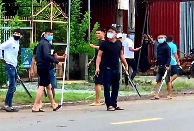 Hàng chục thanh niên đi trên một số xe ô tô mang theo hung khí xông vào đuổi chém một nhóm khác. Ảnh: Tiền Phong